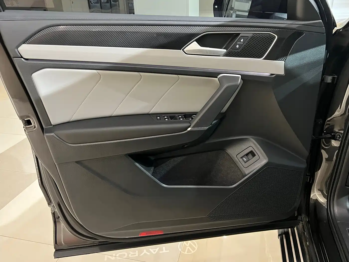 Volkswagen Tayron 2023 330TSI 2WD Luxury Plus Advanced Edition фото 6