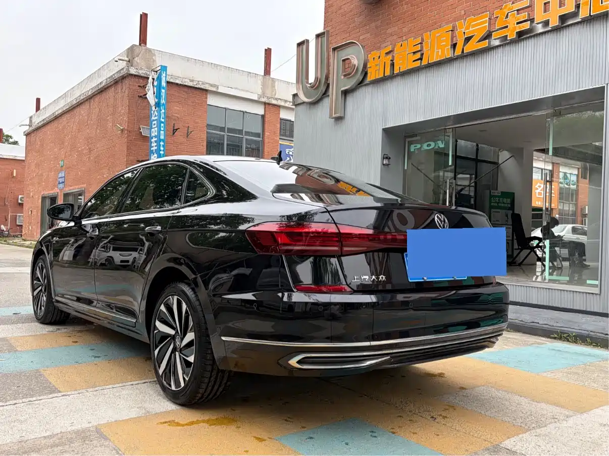 Volkswagen Passat 2022 330TSI Starlight Luxury Edition фото 14