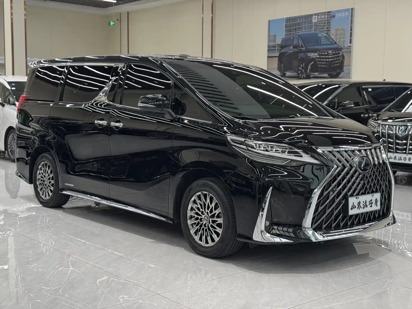 Lexus LM 2020 300h 4-Seat Imperial Edition фото 3