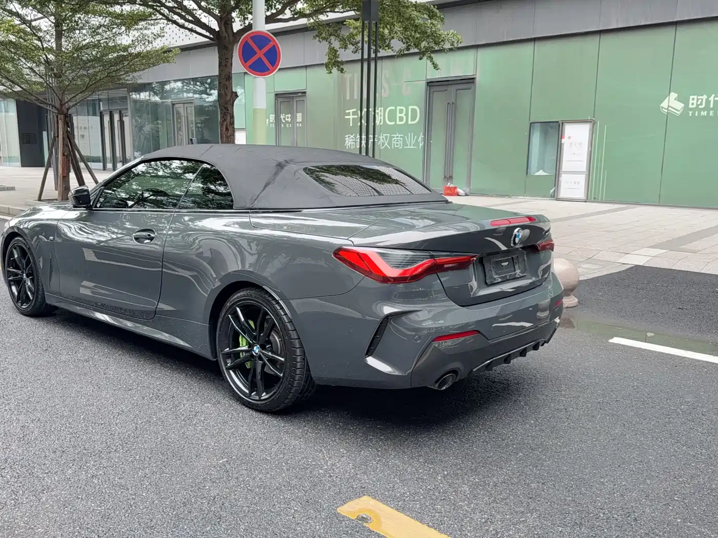 BMW 4 Series 2023 425i Convertible M Sport Shadowline Package фото 4
