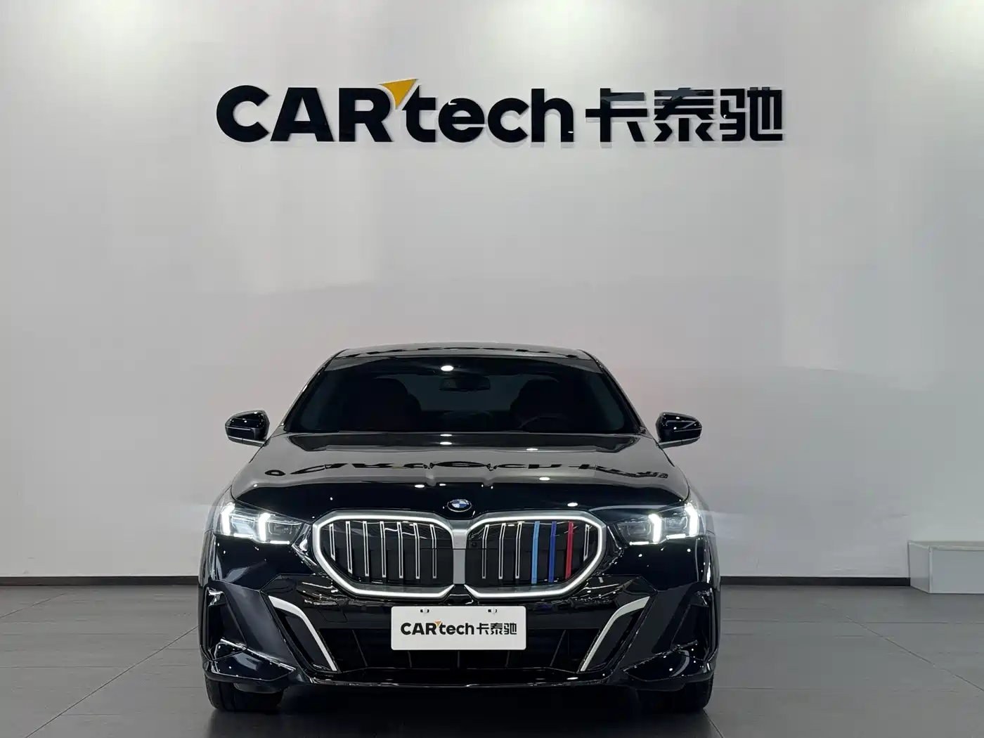 BMW 5 Series 2025 530Li Leading M Sport Package фото 2