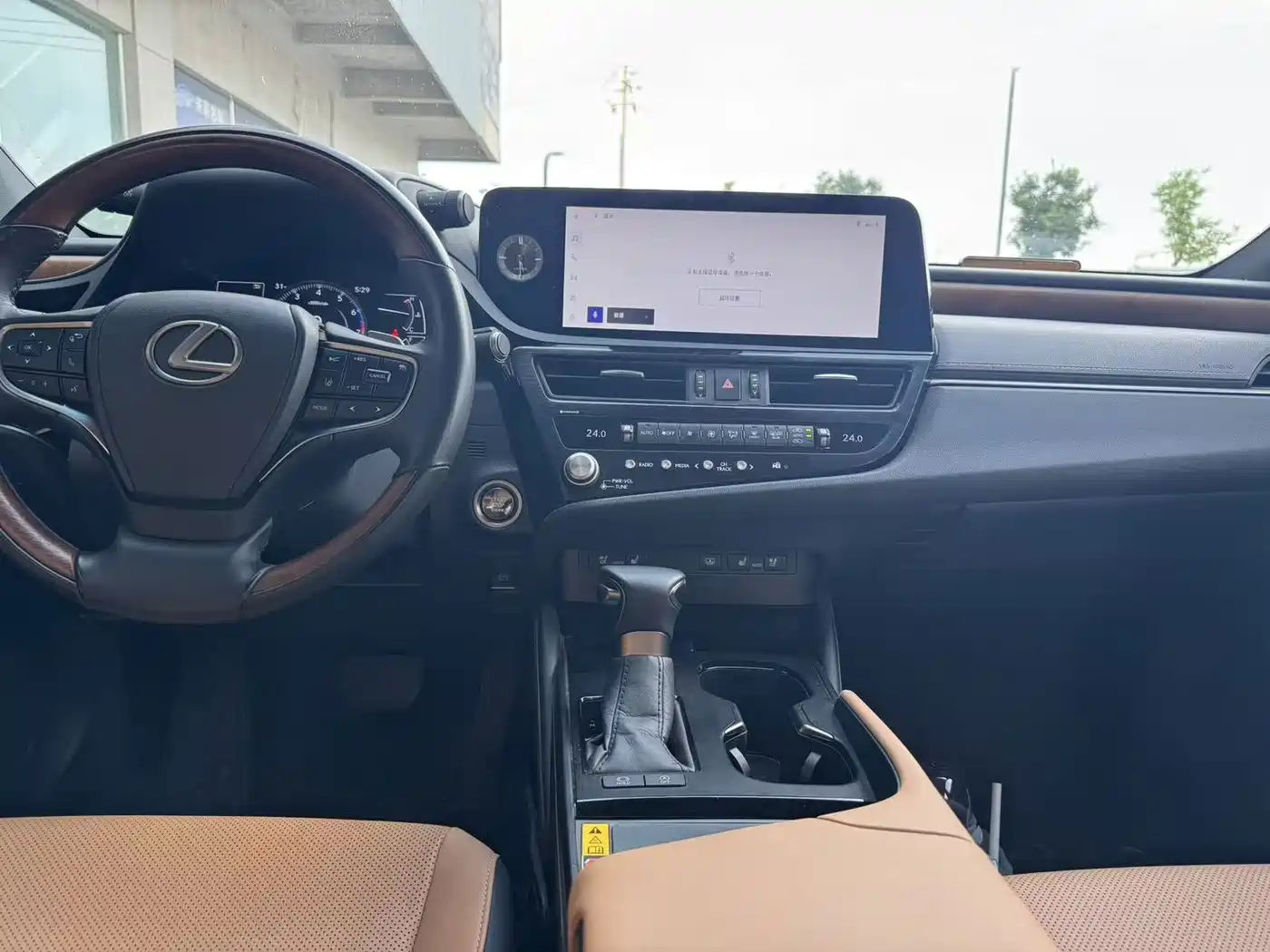 Фото 8 - Lexus ES
