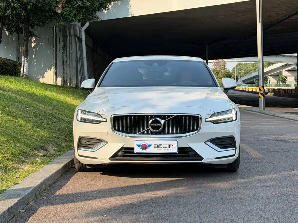 Volvo S60 2022 2022 B4 Smart Comfort Luxury Edition
