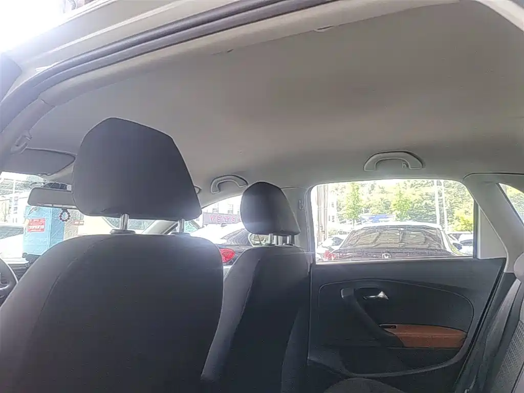 Volkswagen Polo 2014 1.6L Manual Comfort Edition фото 18