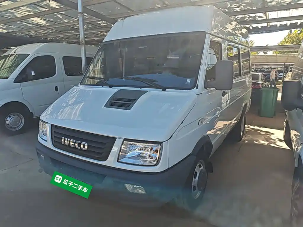 Iveco Daily 2022 2021 Model 2.5T A35 M1 Passenger Vehicle 5-9 Seats Short Wheelbase Medium Roof Dual Tires Sliding Door