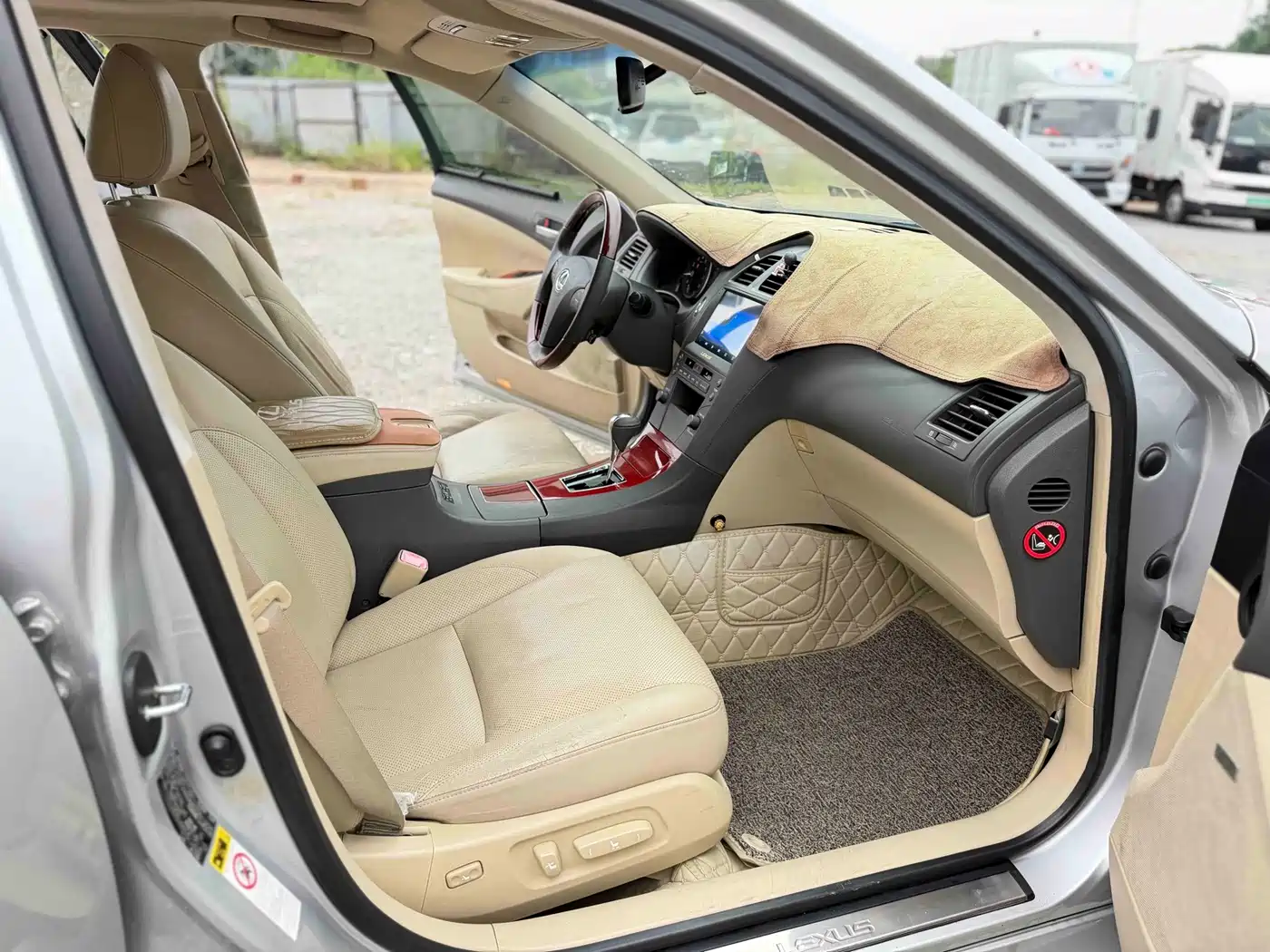 Photo 10 - Lexus ES