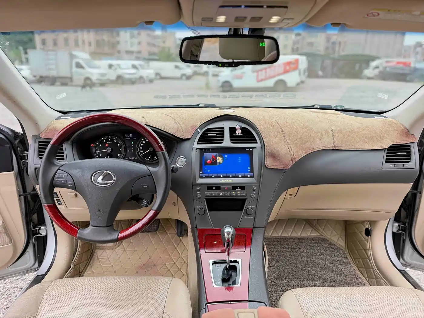 Photo 11 - Lexus ES