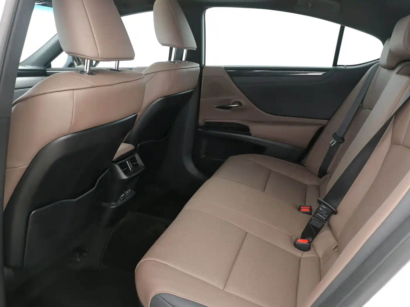 Lexus ES 2022 300h Ultimate Edition фото 8