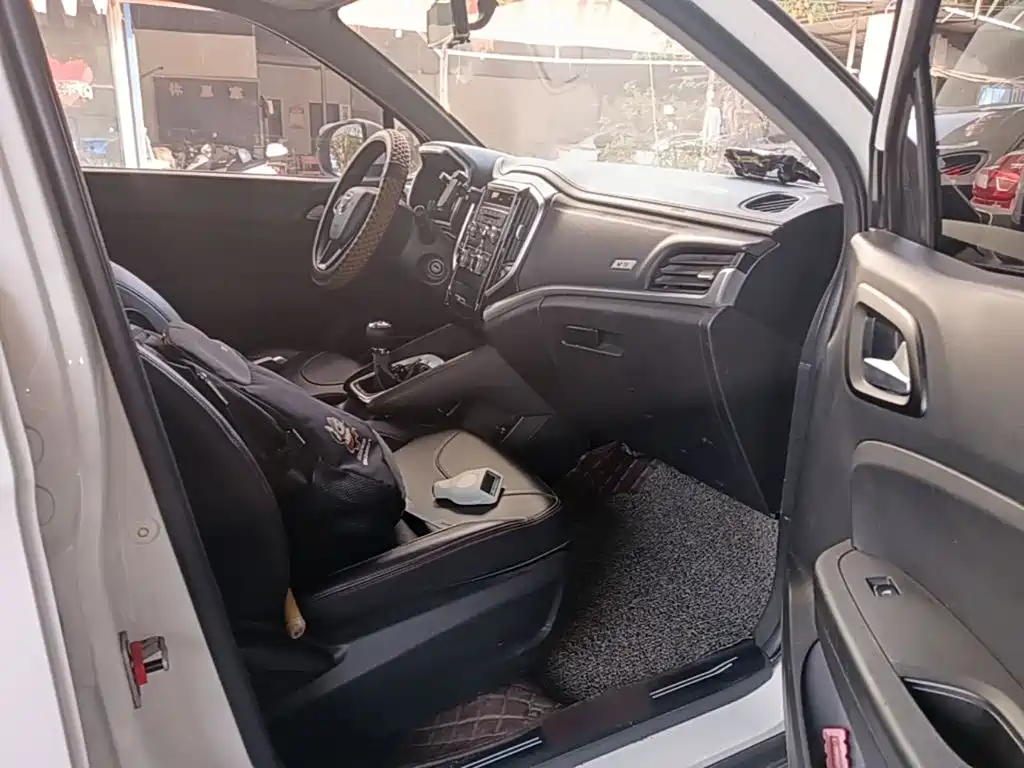 Zhonghua V3 2020 2020 1.6L Manual Comfort Starry Sky Edition