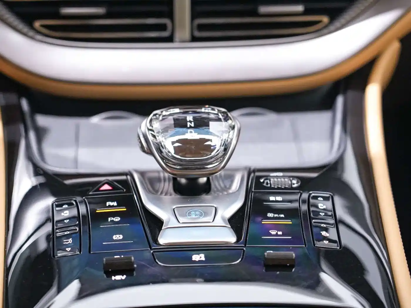 Denza D9 2025 2025 DM-i Smart Drive Edition 1020 AWD Luxury