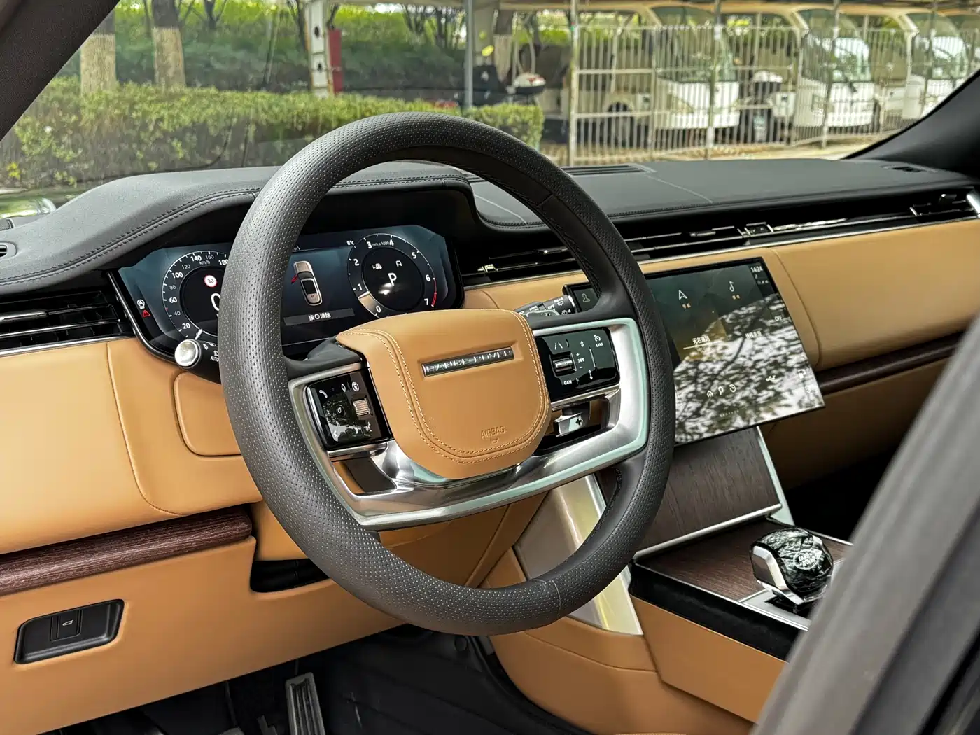Land Rover Range Rover 2024 3.0 L6 400PS Golden Age Extended 7-Seater фото 15