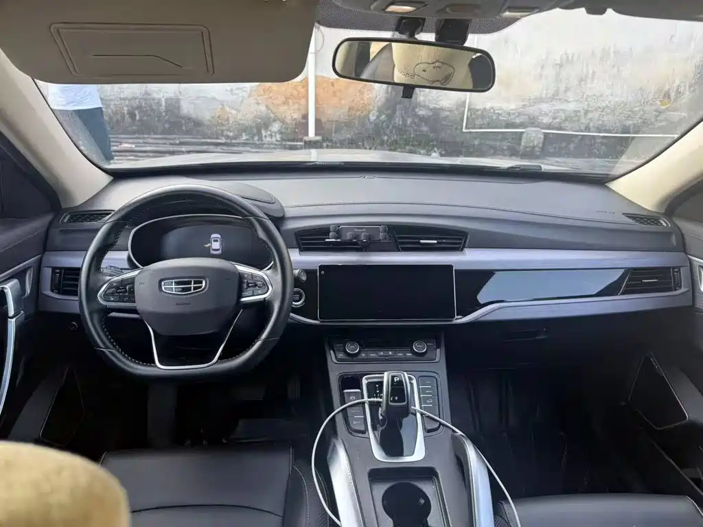 Фото 12 - Geely Atlas
