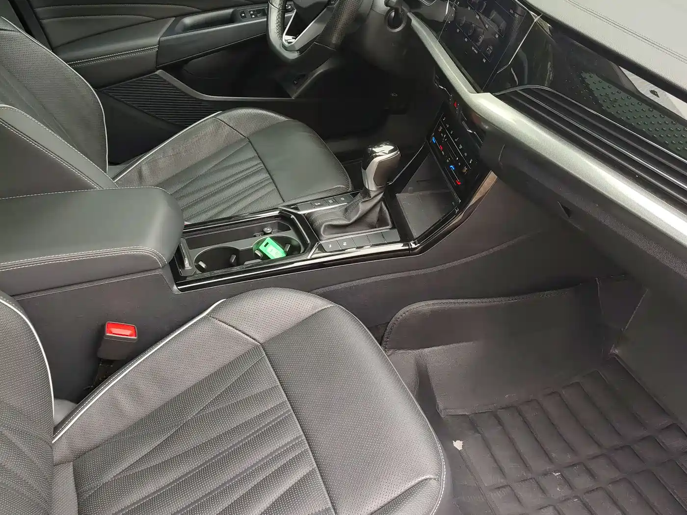 Volkswagen Passat 2022 330TSI Starlight Luxury Edition фото 17