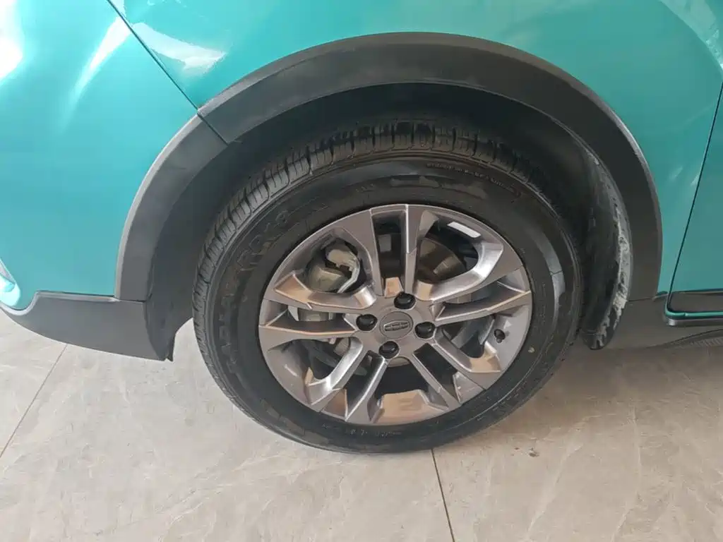 Фото 23 - Geely Vision X3