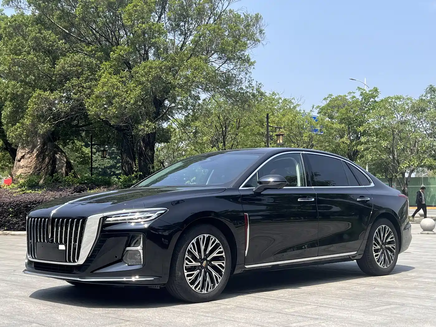 Hongqi H5 2024 2.0T Automatic Smart Connect Flag Smooth Edition