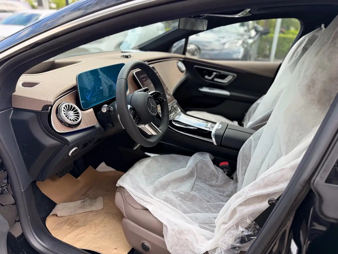 Mercedes-Benz EQE 2025 Model 500 4MATIC Luxury Edition фото 13