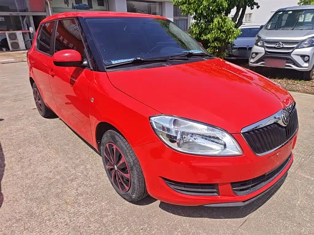 Škoda Fabia 2014 1.4L Automatic Crystal Edition фото 4