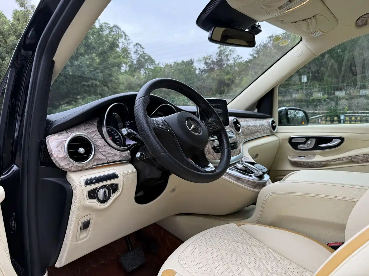 Mercedes-Benz V-Class 2018 V 260 L Premium Long Wheelbase Edition China VI фото 6
