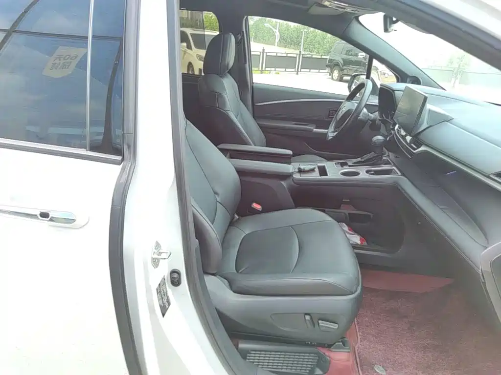 Фото 25 - Toyota Granvia