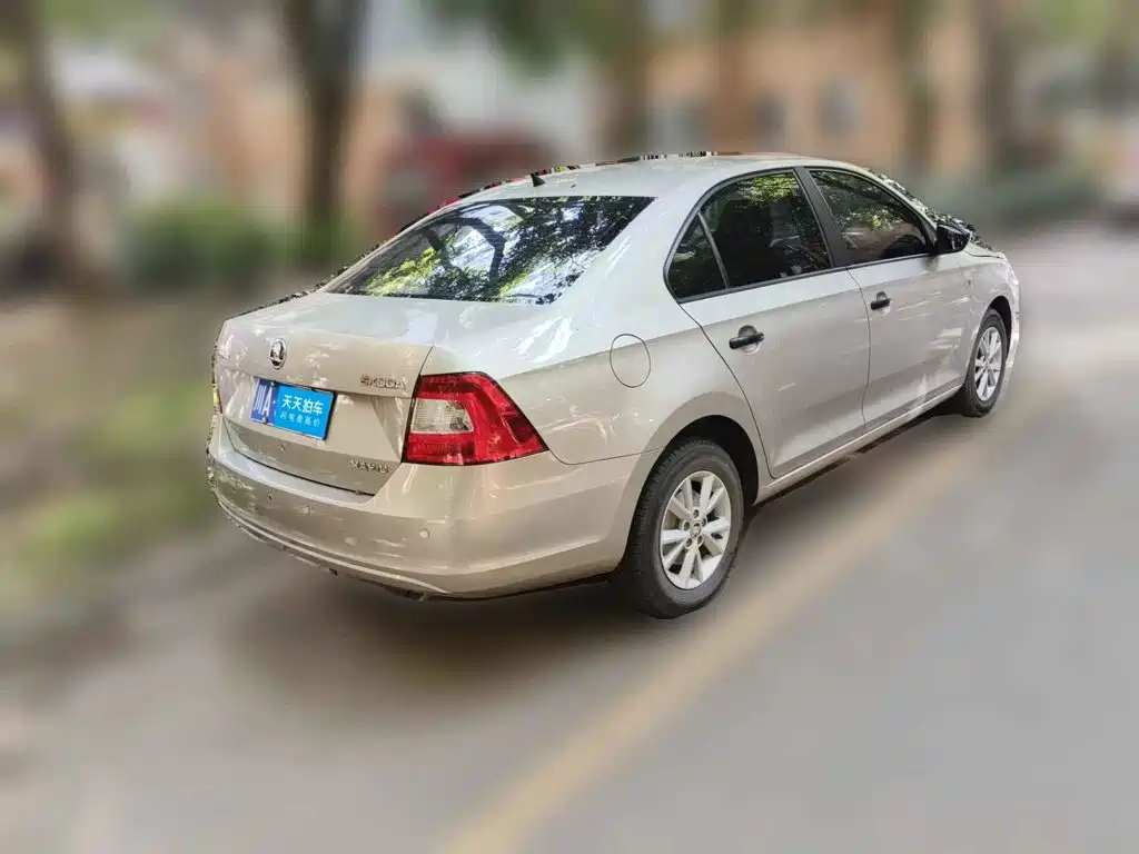 Photo 2 - Škoda Rapid