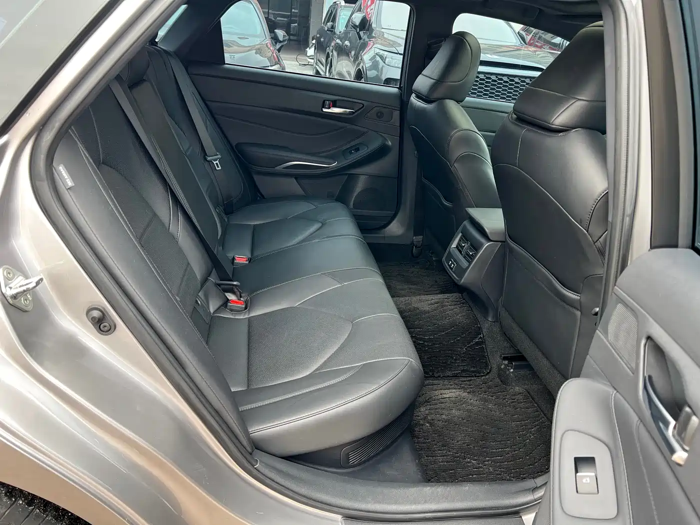 Toyota Avalon 2019 Hybrid 2.5L Luxury Edition China V фото 26