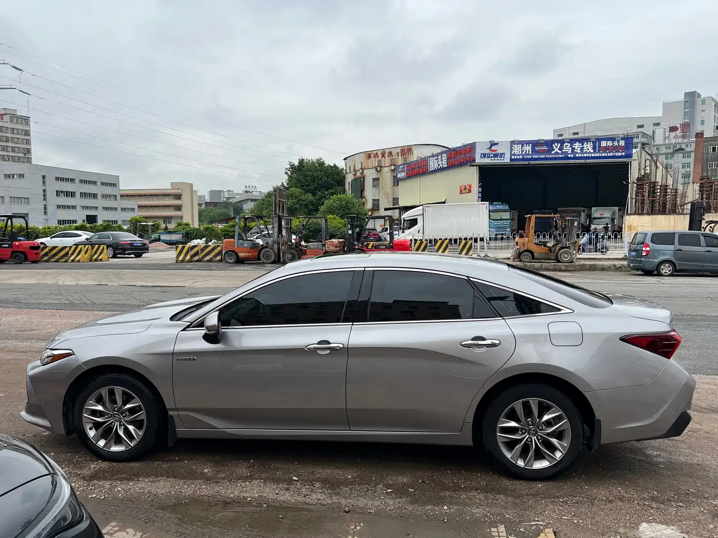 Toyota Avalon 2019 Hybrid 2.5L Luxury Edition China V фото 8