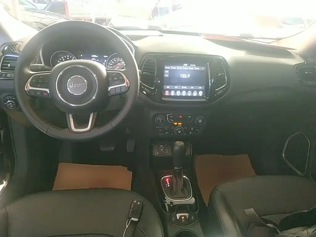 Фото 10 - Jeep Compass