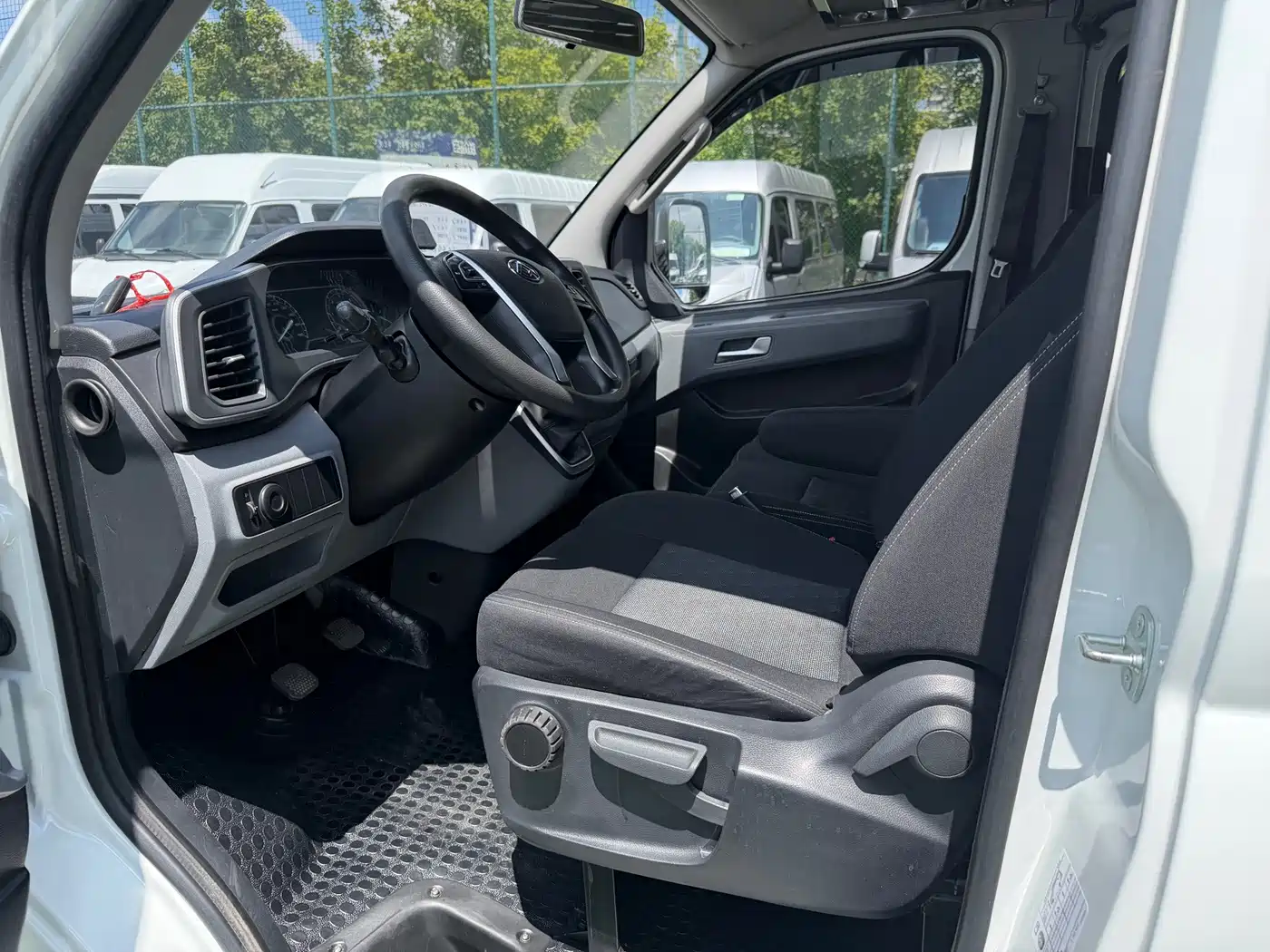 Maxus Xintu V80 2024 2024 Aoyun 6MT Long Wheelbase Medium Roof 147Ps 6/7/8/9-seater