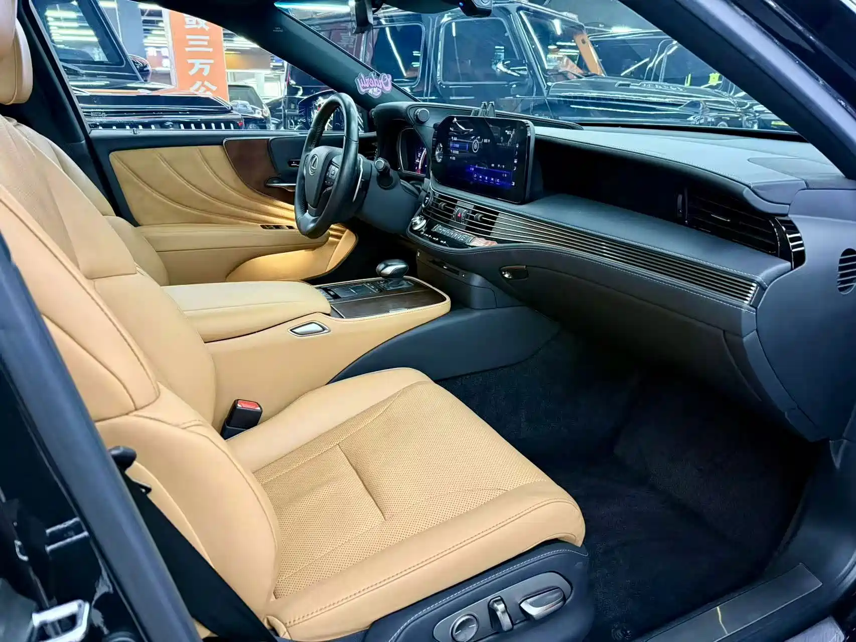 Фото 10 - Lexus LS