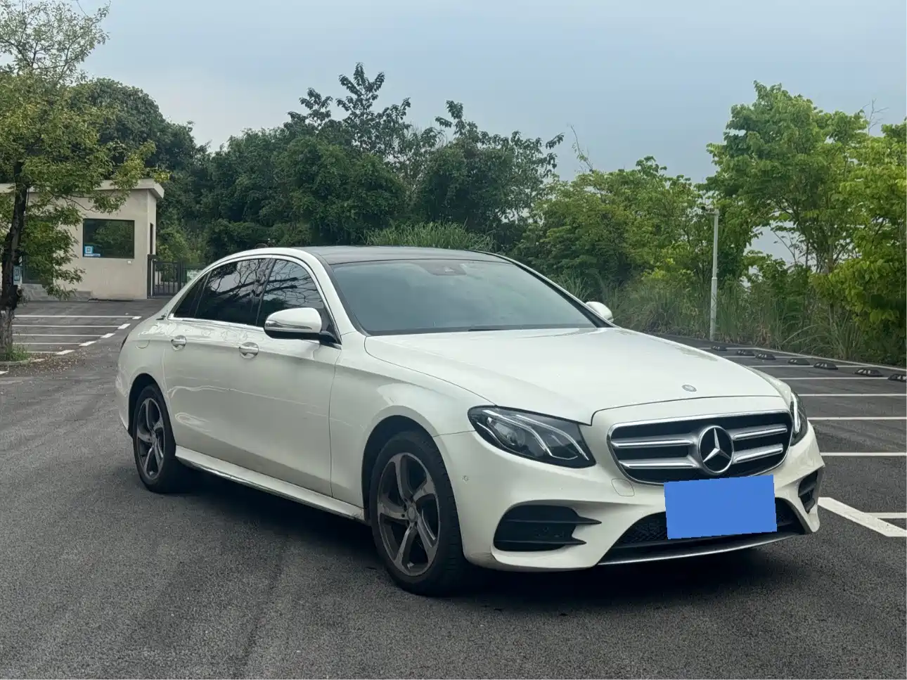 صورة 3 - Mercedes-Benz E-Class