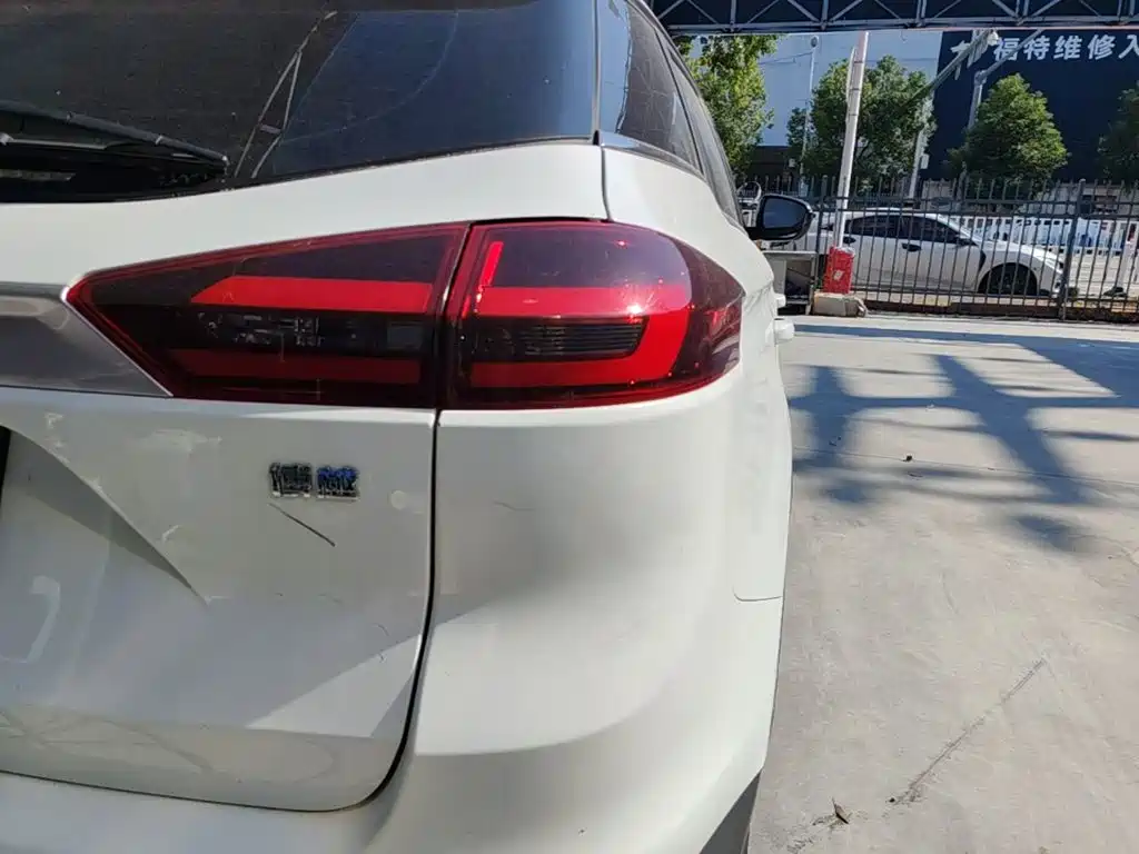 Photo 8 - Geely Atlas