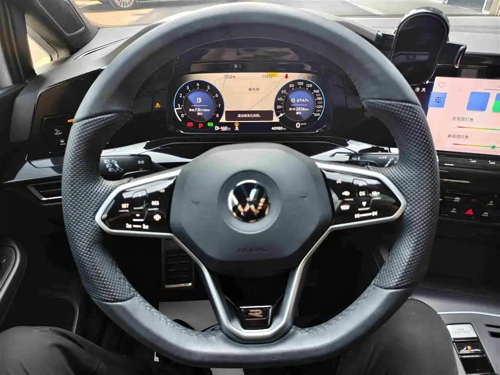 Photo 8 - Volkswagen Golf