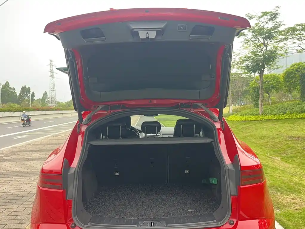 Фото 15 - Jaguar E-PACE