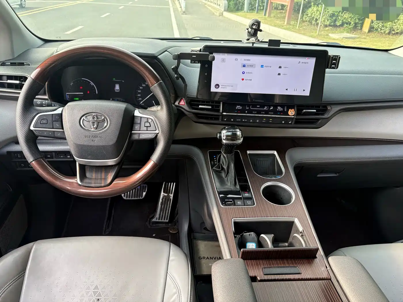 Toyota Granvia 2024 2023 2.5L Hybrid Luxury Edition