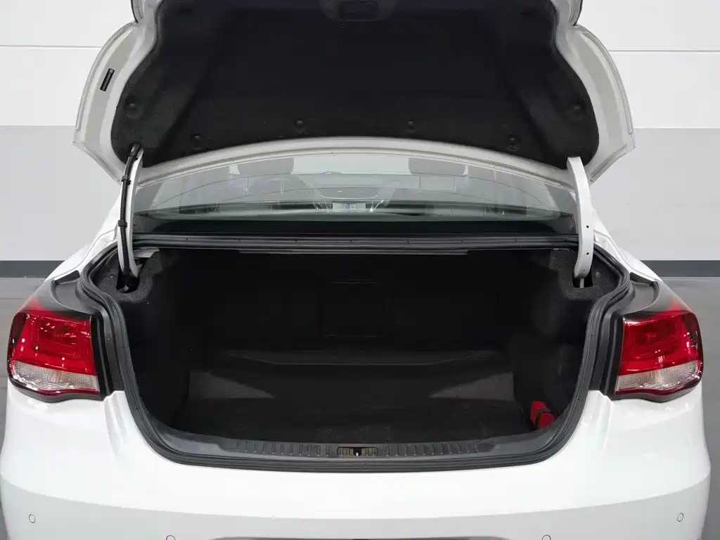 Photo 16 - Chevrolet Malibu