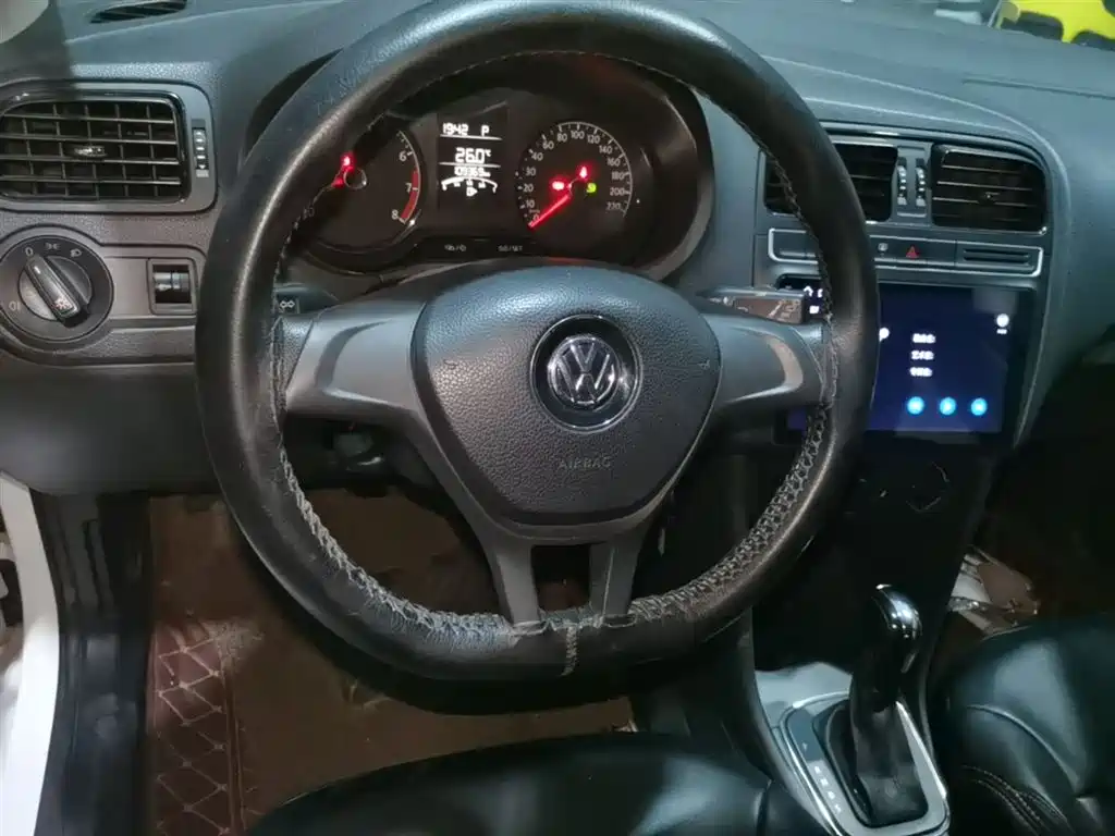 Volkswagen Polo 2016 1.4L Automatic Trend фото 11