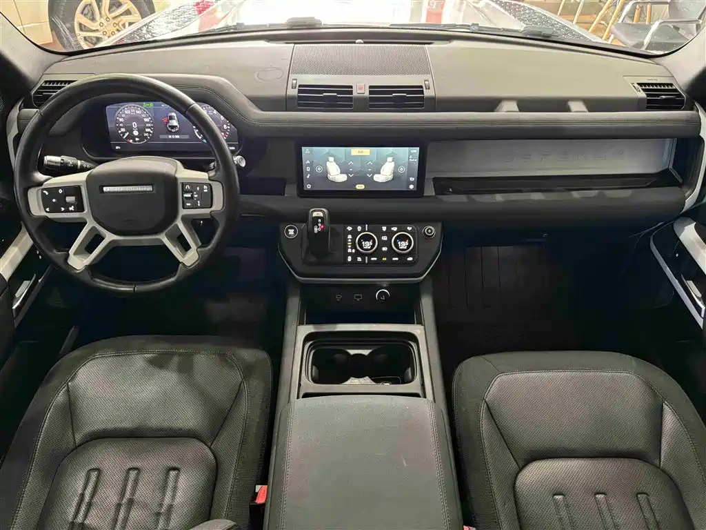 Land Rover Defender 2020 110 P400 Dark Special Edition фото 13