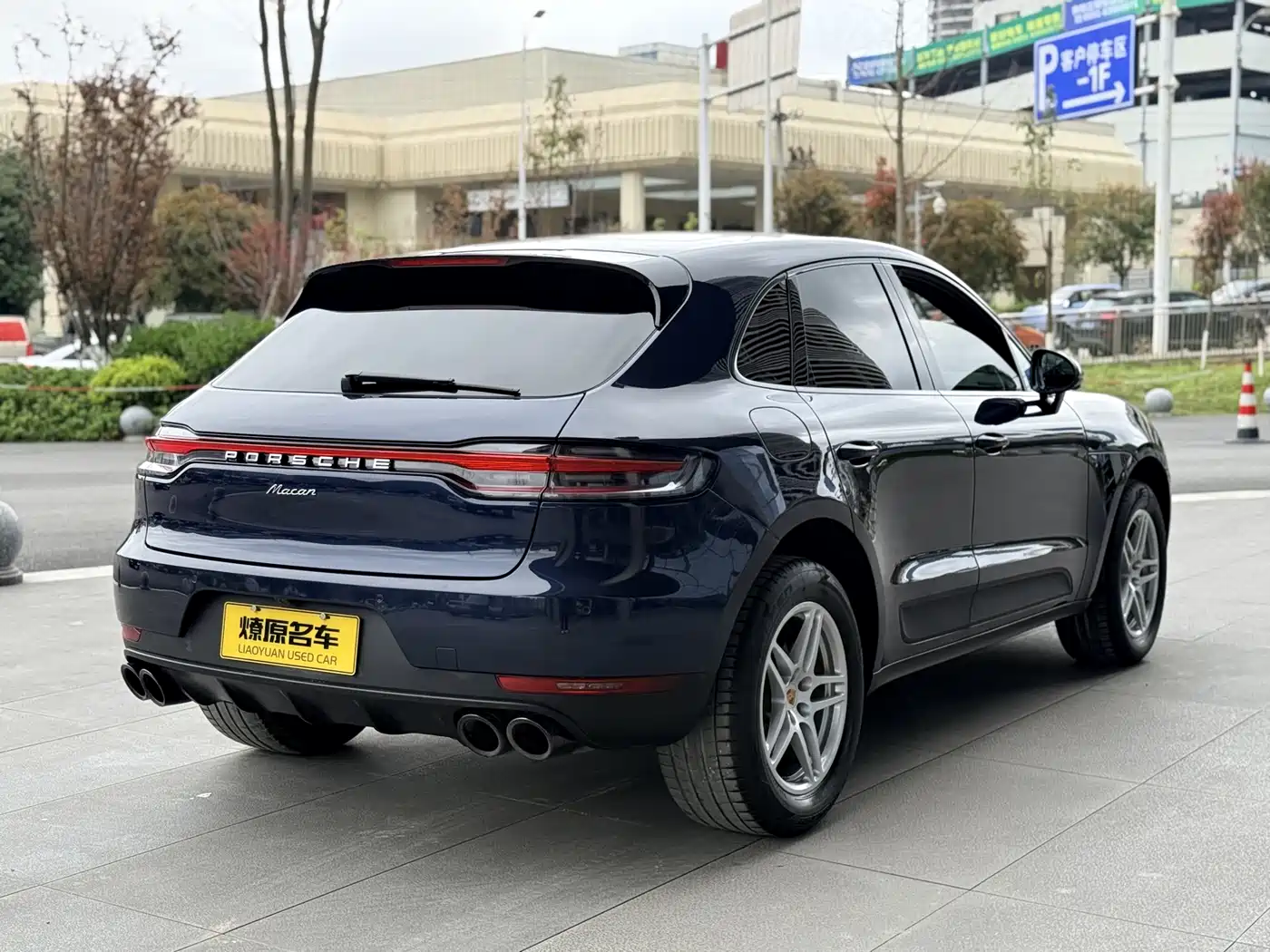 PORSCHE MACAN