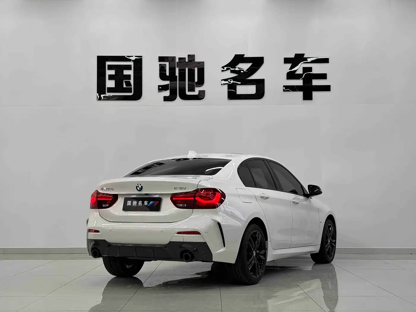 BMW 1 Series 2023 125i M Sport Shadow Edition фото 5