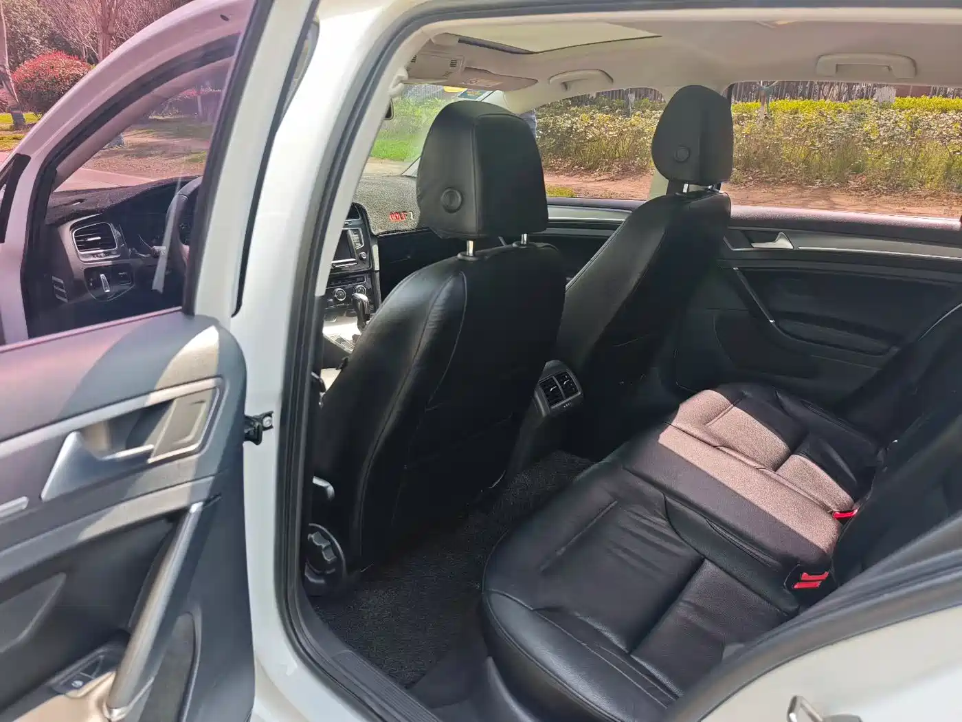Volkswagen Golf 2017 230TSI Auto Comfort Millionth Anniversary Edition фото 6