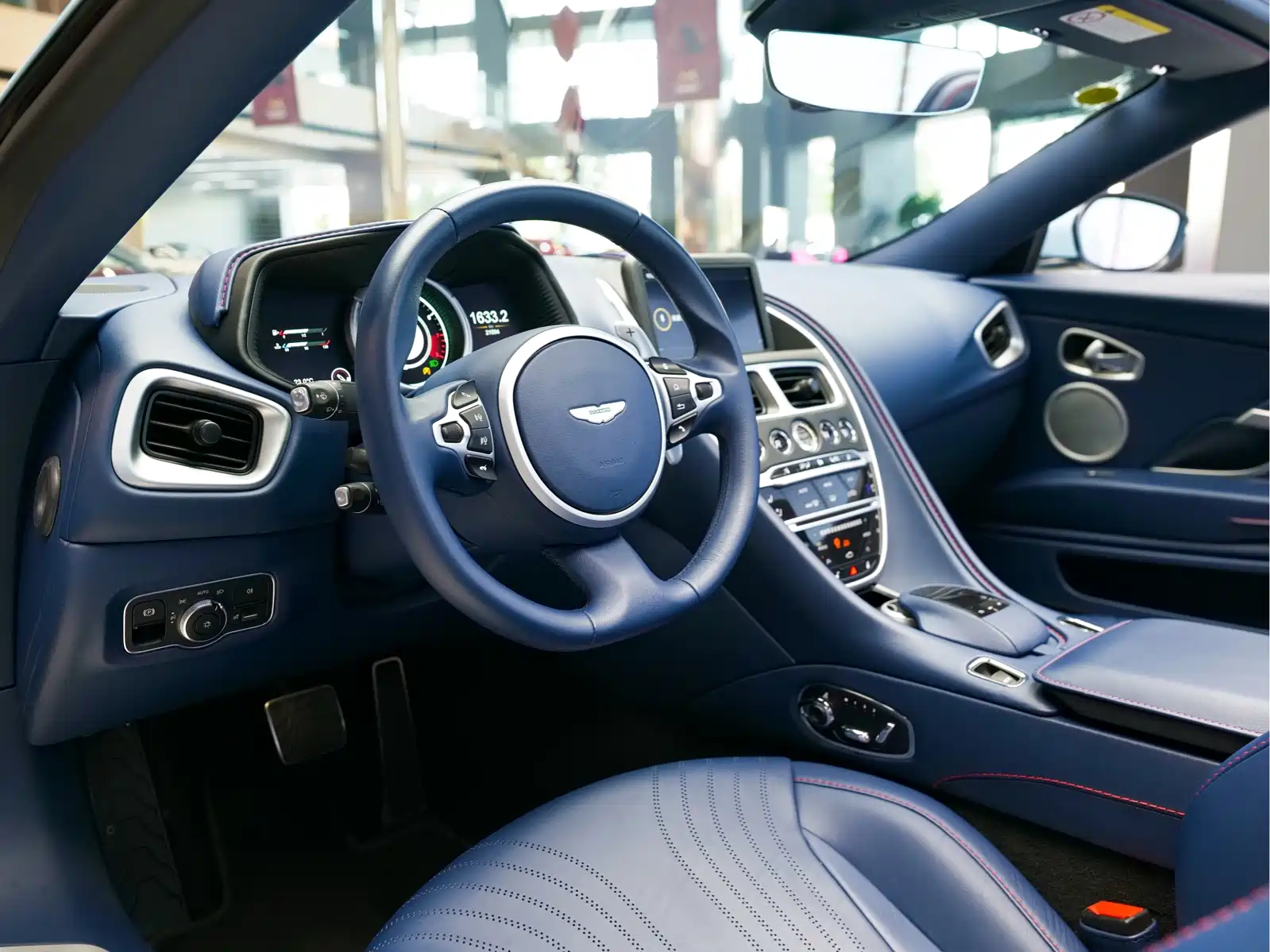 Фото 9 - Aston Martin DB11