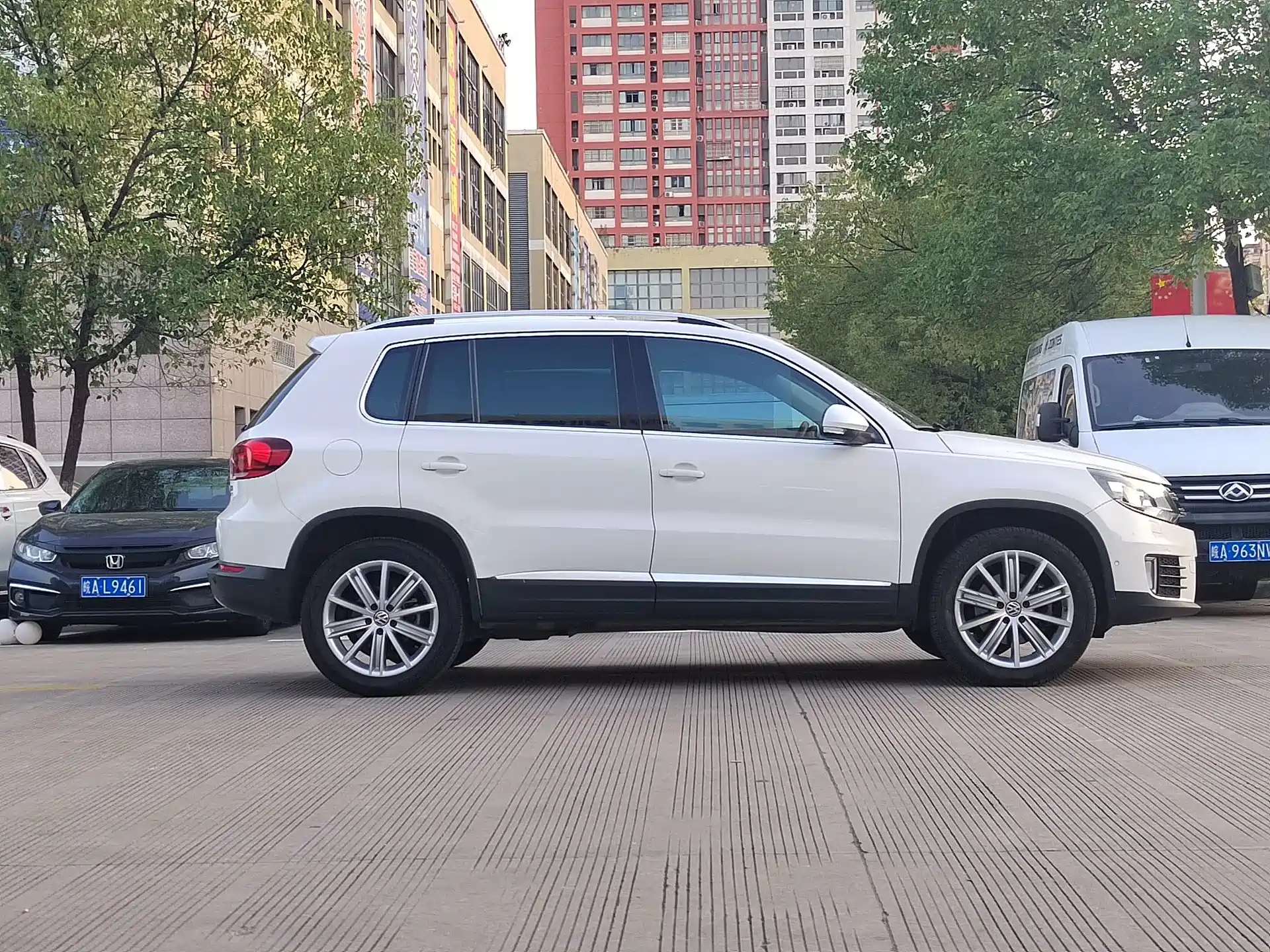 Photo 8 - Volkswagen Tiguan