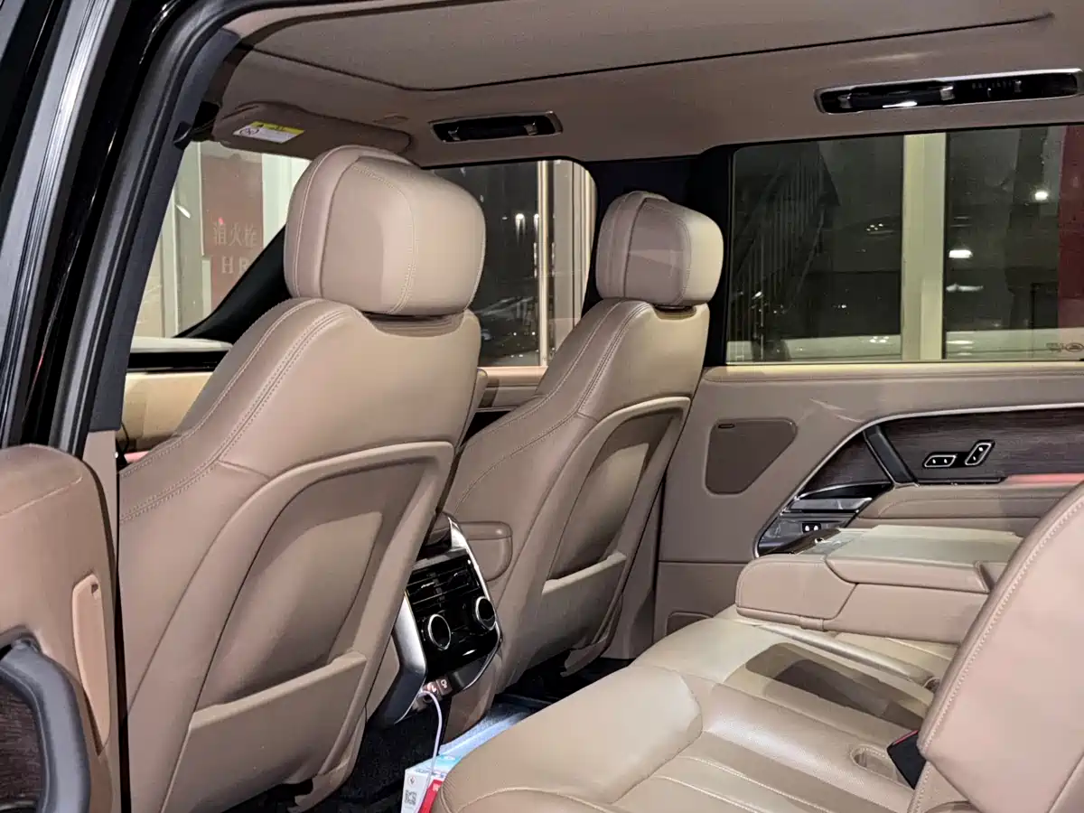 Land Rover Range Rover 2024 3.0 L6 400PS Golden Age Extended 7-Seater фото 8