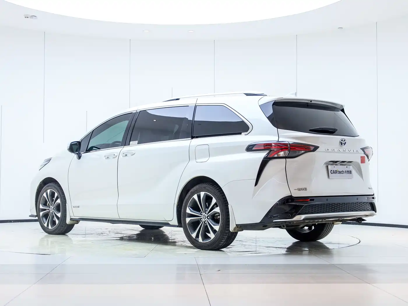 Toyota Granvia 2022 2.5L Hybrid Premium Edition фото 19
