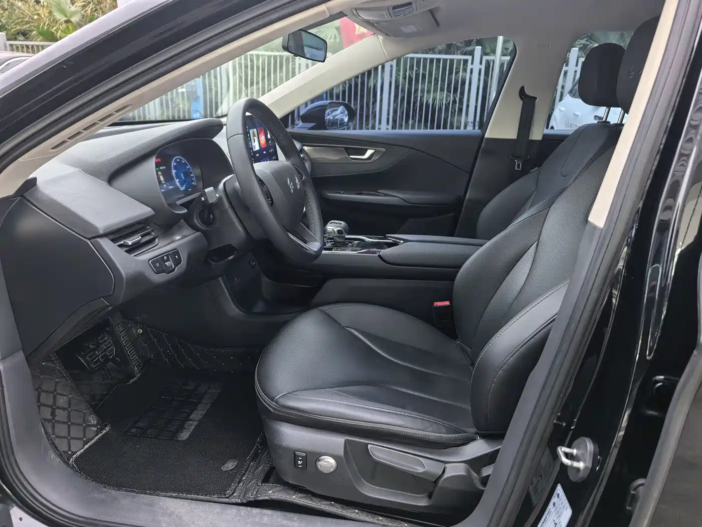 Hongqi E-QM5 2023 Facelift Basic Travel Edition фото 8