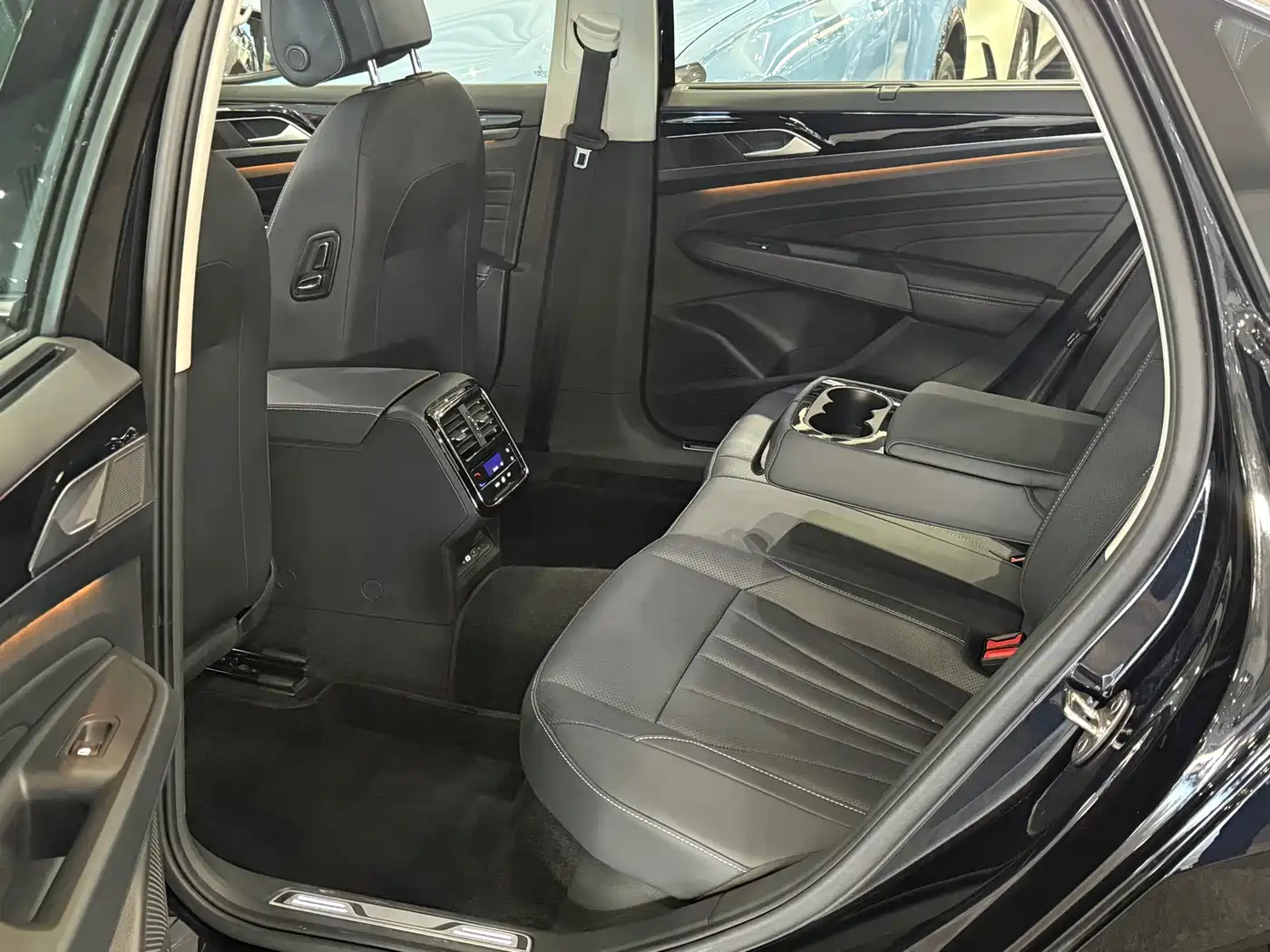 Volkswagen Passat 2025 Outstanding 380TSI Dragon Glory Edition фото 7
