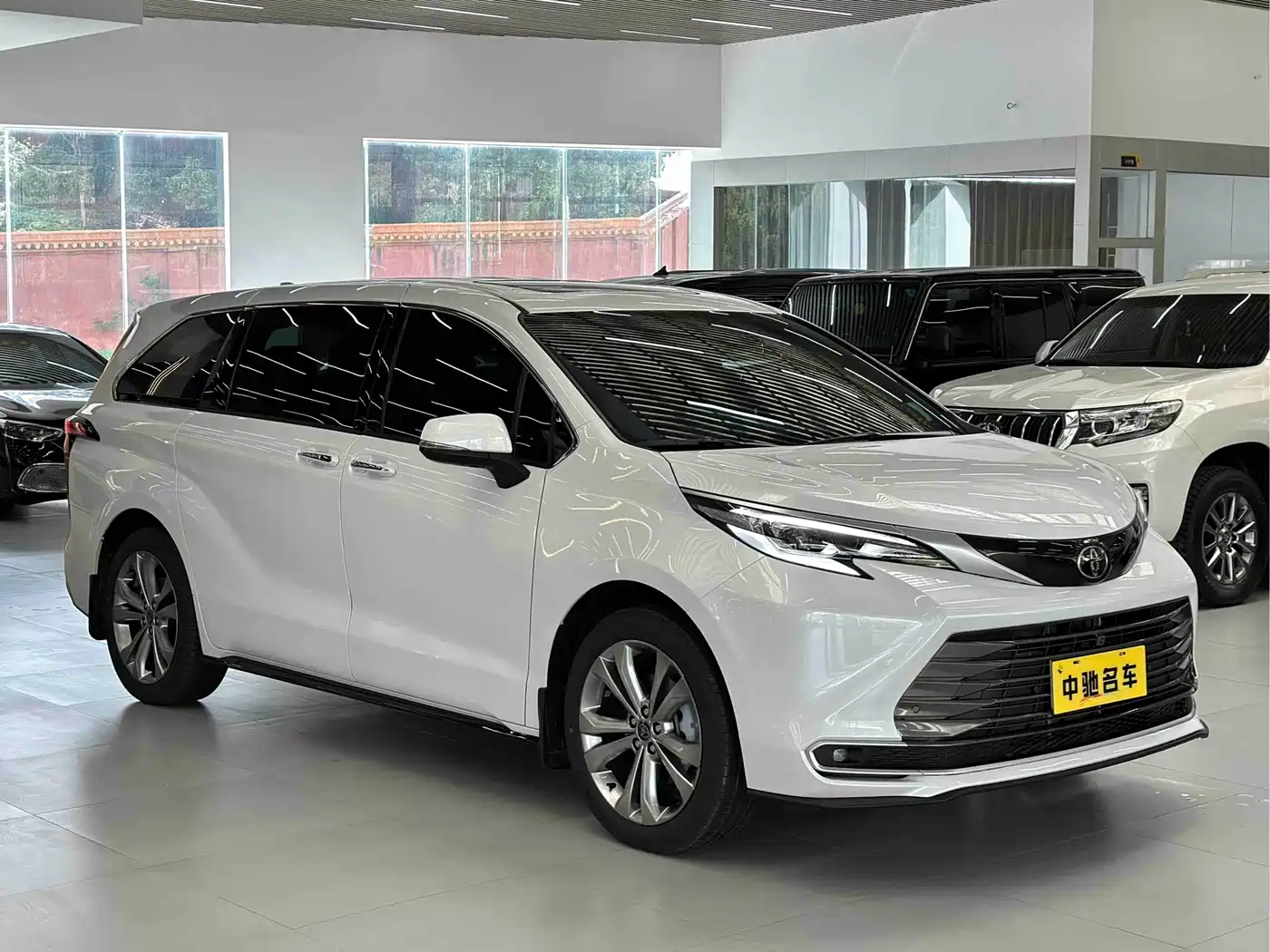 Toyota Sienna 2026 2.5L Hybrid FWD Exclusive Premium Edition фото 3