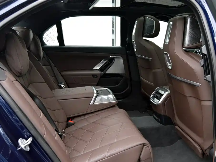 BMW 7 Series 2023 740Li Exclusive M Sport Package фото 11