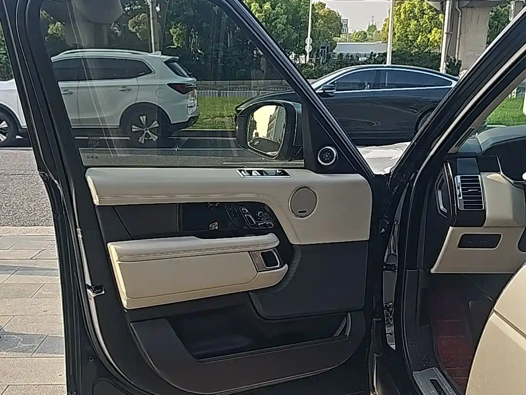 Land Rover Range Rover 2022 3.0 L6 400PS Heritage Extended Classic Edition фото 9