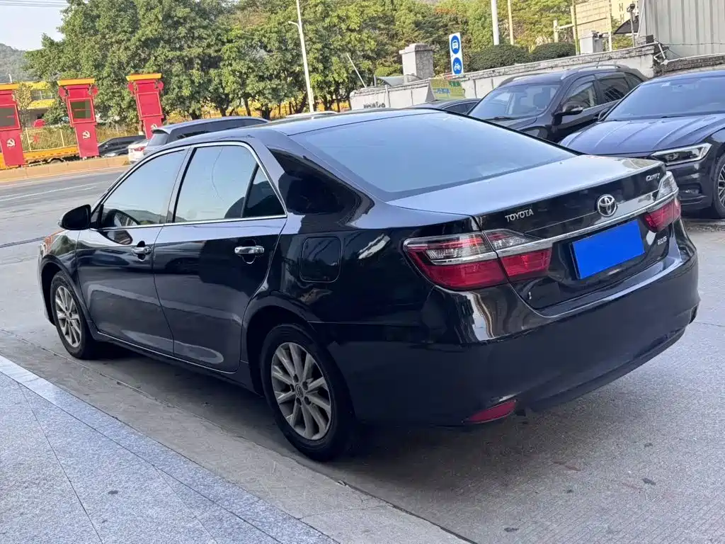 Photo 6 - Toyota Camry